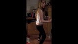 セクシーな女の子がダンスとお尻を振る-その編集を振る snapshot 6