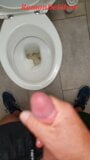 Master Ramon pisst und wichst gnadenlos die Toilette voll, arme Putzfrau snapshot 14