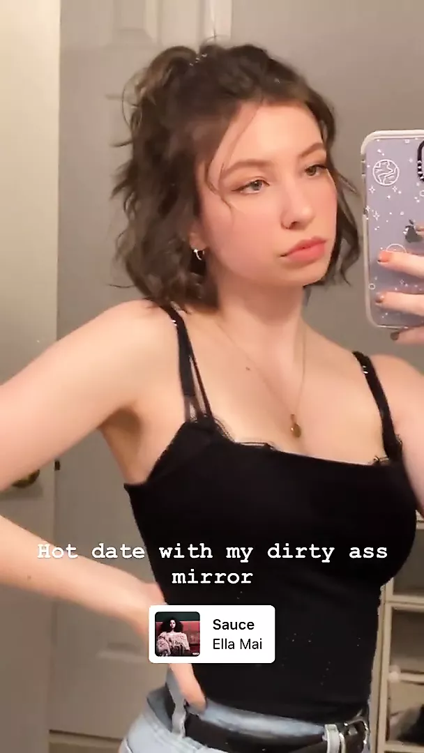 Katelyn Nacon selfie în oglindă fierbinte