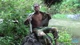 Kuk-stark twink soldat vid floden snapshot 2