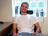 Schattige blonde twink Mark R komt klaar na aftrekken voor een interview snapshot 5