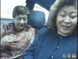 nenek-nenek orang asia di bus snapshot 5