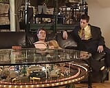 İki becerikli Alman sürtük oturma odasında erkeklerini memnun ediyor snapshot 2