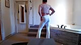 Sexy travestita calda grandi tette in leggings mangiando sborra snapshot 16