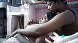 Femme au foyer indienne - baisers de lèvres et caresses de seins snapshot 9