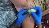 Sully Savage, bombasse tatouée, se fait tatouer le clito snapshot 13