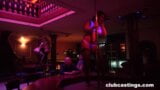Gordito cougar en un club nocturno snapshot 2