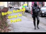 Berlin rubber gimp in het openbaar snapshot 1