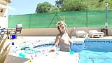 Ein tag am pool mit vollbusiger reifer bombe frau M. snapshot 12