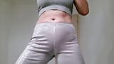 Brazilská slečna dělá chcaní na jógu na latexových lesklých kalhotách snapshot 3