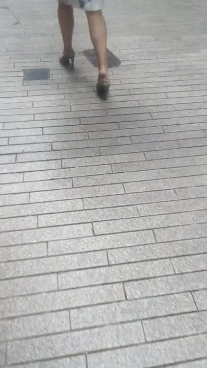 Berjalan dalam kasut tumit