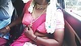 Telugu edepsiz konuşma, arabada seks, sari giymiş seksi teyze şoförle seks yapıyor. Bölüm 1 snapshot 10