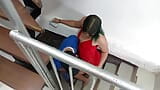 ESCUCHO A MI VECINA GRITAR Y LA DESCUBRO FOLLANDOSE EN LAS ESCALERAS AL DOMICILIARIO. snapshot 3