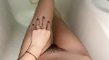 Masturbándose el coño peludo en el baño snapshot 4