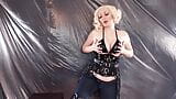 Striptease-Video - Muschi-Masturbation und Analplug - sexy Blondine verführt und neckt - Solo-Clip mit Arya Grander snapshot 1