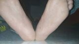 Șosete albastre transpirate și picioare goale cu ejaculare snapshot 12