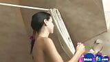 Fille sexy sous la douche - chatte et seins snapshot 1