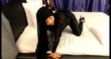 Hijab twerkt zwarte legging hakken snapshot 6