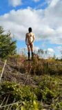 Recolectora de bayas desnuda se muestra y se masturba al aire libre en el bosque snapshot 4