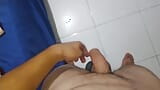 La bouteille de gaz a laissé la bite penchée et dure à la recherche d’une éjaculation. snapshot 3