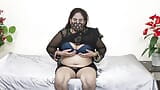 सुंदर स्तन - विशाल डिल्डो के साथ हस्तमैथुन करती भारतीय महिला snapshot 2