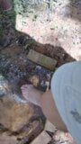 粉红色的脚趾涂在红色湿润的泥土上，并列看起来像不受伤。相机抖动因为平衡来了 snapshot 9