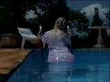 Une blonde sexy aux gros seins suce une bite et se fait baiser au bord de la piscine snapshot 1