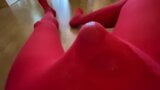 Abspritzen auf meine rote Nylon-Strumpfhose snapshot 7