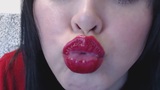 Brunette met rode glanzende lippen snapshot 3