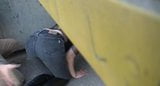 Gadis pirang dipukul dengan jeans ketat dan sepatu hak tinggi snapshot 2