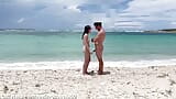 人妻在裸体海滩上分享，而老公则在拍摄，少女荡妇在裸体海滩上被一个随机男人干 snapshot 8
