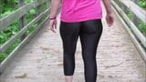 Gros cul dans un legging moulant en lycra noir brillant PAWG snapshot 1