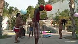 Podczas gdy inni imprezują w basenie, brunetka jest penetrowana przez pulsujące BBC snapshot 1
