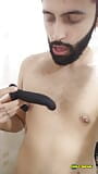 Grote lul latino camilo brown gebruikt olie en een vibrator onder de douche om zichzelf een intens prostaatorgasme te geven snapshot 2