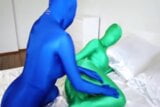 Blauwe en groene zentai lesbiennes snapshot 2