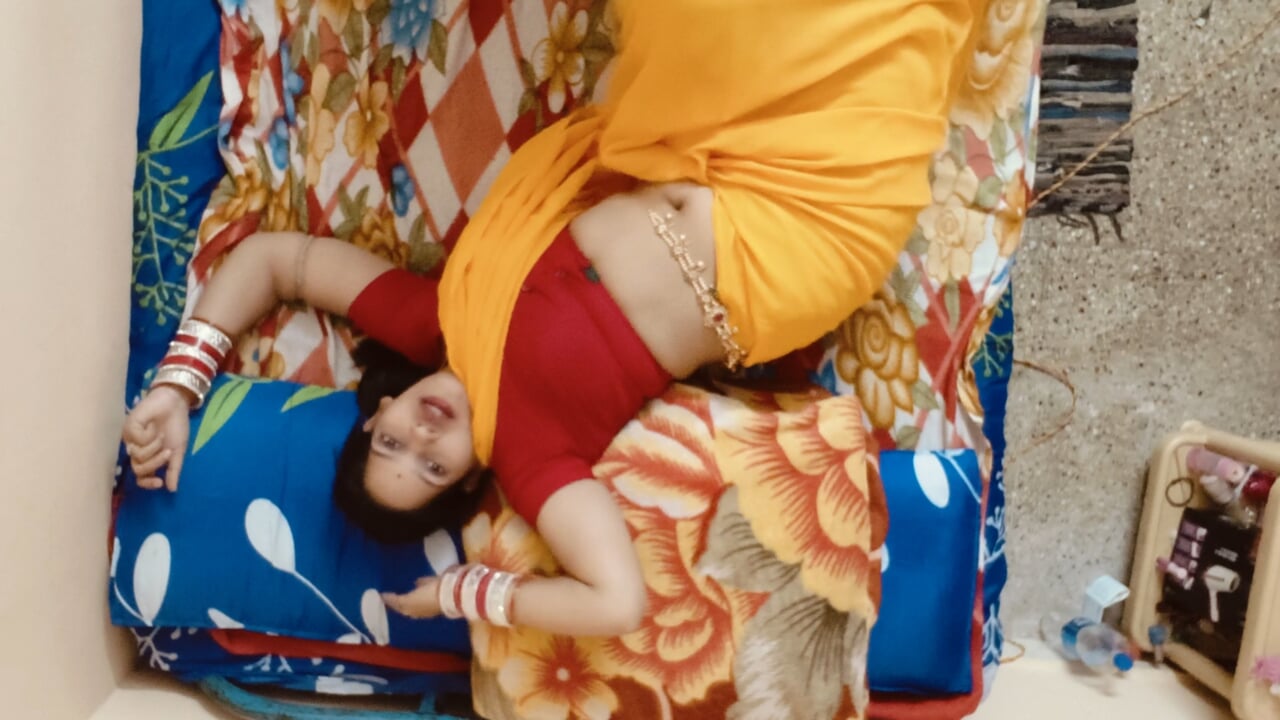 Σέξι Ινδή Bhabhi με κίτρινο saree κάνει σκληρό σεξ με τον φίλο της