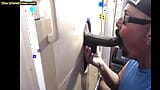 Real gay adicto a la leche chupa polla negra en gloryhole en casa snapshot 8