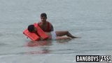Спасатель шпилит симпатичный спортсмен после спасения его обнаженной на пляже snapshot 3