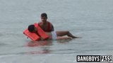 Rettungsschwimmerin knallt süßen Sportler, nachdem sie ihn nackt am Strand gerettet hat snapshot 3