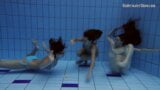 Tre ragazze con matrosova nelle piscine snapshot 2