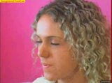 Cachimba fumando rubia de pelo rizado snapshot 9