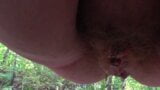 Viejo coño peludo meando en la naturaleza. Coño húmedo y sucio al aire libre. Primer plano y POV. PAWG y bragas blancas. Milf gordita. snapshot 12