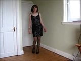 Cd Emma dans une robe noire scintillante snapshot 4