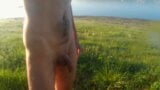 Un paseo matutino en una playa desnuda - caminante desnudo snapshot 11