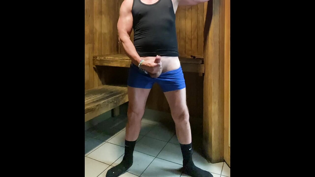 JockDad87 is horny in the sauna again