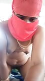 Swetha - une femme desi tamoule se masturbe avec une carotte snapshot 20