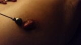 Nippelring-Liebhaber-MILF führt 16mm Perle in extrem gedehntes Nippelpiercing ein snapshot 5