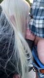 Publiczne obciąganie przez blond dziewczynę - lodzik w strefie odpoczynku snapshot 5