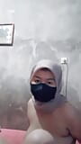 Indoneziană excitată într-un voul hijab cere să fie futută snapshot 8