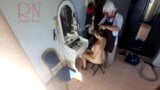 Cámara en barbería nudista. El peluquero hace que la señora se desnude y se corte el pelo. Peluquería, nudismo. 21 snapshot 12